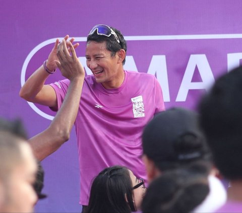 FOTO: Sandiaga Uno Lepas Ribuan Pelari Mengikuti Amartha 10x Run dari Gelora Bung Karno