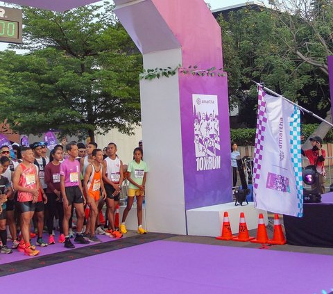 FOTO: Sandiaga Uno Lepas Ribuan Pelari Mengikuti Amartha 10x Run dari Gelora Bung Karno