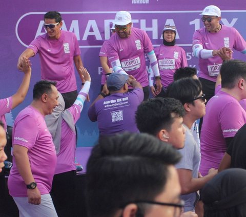 FOTO: Sandiaga Uno Lepas Ribuan Pelari Mengikuti Amartha 10x Run dari Gelora Bung Karno