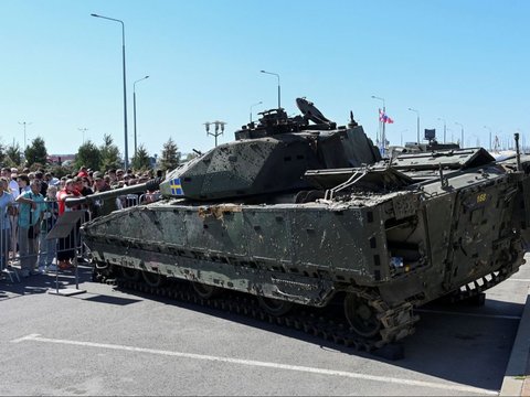 FOTO: Pameran Kendaraan Tempur Ukraina yang Disita Rusia di Rostov-on-Don, Ada Gambar Bendera Inggris hingga AS