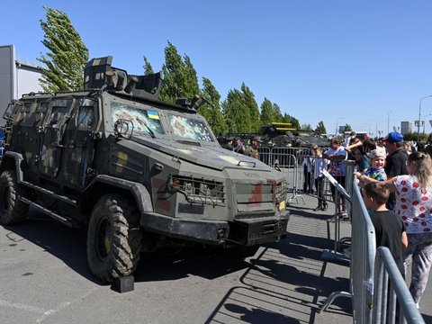 FOTO: Pameran Kendaraan Tempur Ukraina yang Disita Rusia di Rostov-on-Don, Ada Gambar Bendera Inggris hingga AS