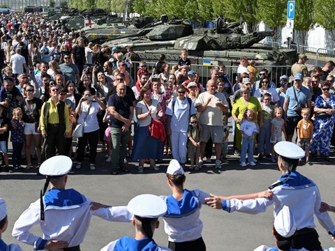 FOTO: Pameran Kendaraan Tempur Ukraina yang Disita Rusia di Rostov-on-Don, Ada Gambar Bendera Inggris hingga AS