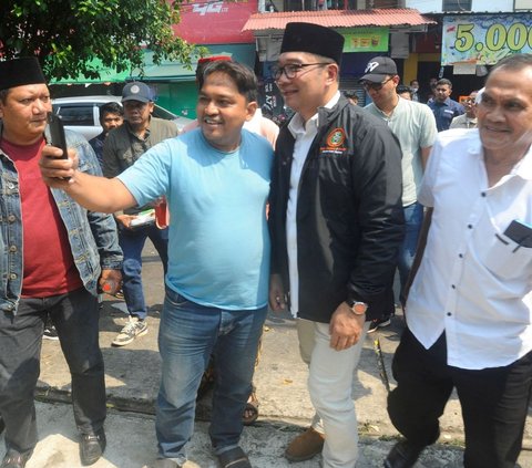 FOTO: Bakal Calon Gubernur Jakarta Ridwan Kamil Serap Aspirasi Pedagang Pasar Kambing di Tanah Abang