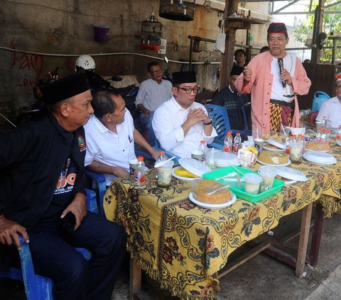 FOTO: Bakal Calon Gubernur Jakarta Ridwan Kamil Serap Aspirasi Pedagang Pasar Kambing di Tanah Abang