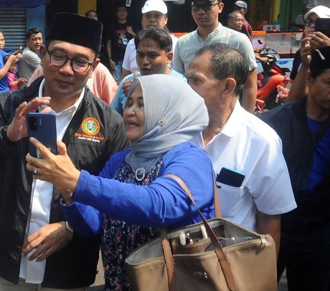 FOTO: Bakal Calon Gubernur Jakarta Ridwan Kamil Serap Aspirasi Pedagang Pasar Kambing di Tanah Abang