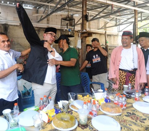 Bakal calon Gubernur Jakarta Ridwan Kamil  didampingi tokoh Betwai Bang Idin saat melakukan blusukan ke Pasar Kambing Tanah Abang, Jakarta Pusat, Minggu (15/09/2024). Ridwan Kamil menemui Himpunan Pedagang Kambing Tanah Abang dan tokoh masyarakat setempat untuk melakukan audiensi di tengah pasar kambing.