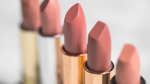 Tip Memilih Lipstick Sesuai Warna Kulit Bagi Penggemar Nude Lipstick / copyright shutterstock