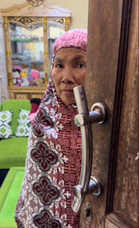 Selalu Tunggu Sang Cucu Kembali di Pintu Rumah, Momen Kedekatan Pria dengan Neneknya Ini Bikin Haru