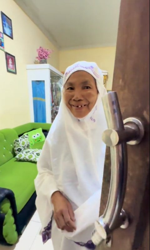 Selalu Tunggu Sang Cucu Kembali di Pintu Rumah, Momen Kedekatan Pria dengan Neneknya Ini Bikin Haru