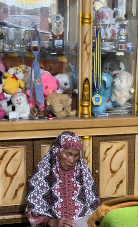 Selalu Tunggu Sang Cucu Kembali di Pintu Rumah, Momen Kedekatan Pria dengan Neneknya Ini Bikin Haru