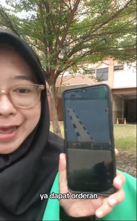 Pilih Kerja di Sela Tiga Jam Istirahat, Momen Wanita yang Kuliah Sambil Ojol Ini Tuai Simpati Warganet