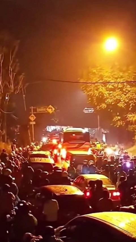 FOTO: Horor! Ini Penampakan Macet Parah di Jalan Raya Puncak Bogor hingga Sebabkan Seorang Meninggal Dunia