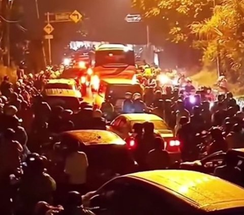 Berdasarkan informasi yang beredar di media sosial, korban merupakan penumpang bus yang terjebak macet selama lebih dari sembilan jam. Foto: Instagram.