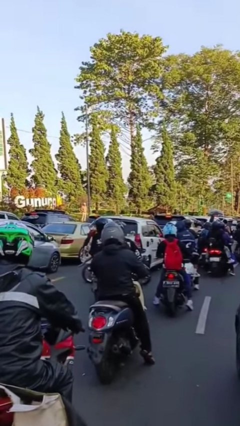 FOTO: Horor! Ini Penampakan Macet Parah di Jalan Raya Puncak Bogor hingga Sebabkan Seorang Meninggal Dunia