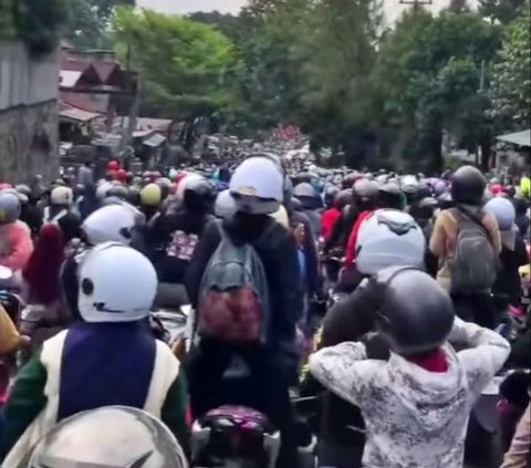 FOTO: Horor! Ini Penampakan Macet Parah di Jalan Raya Puncak Bogor hingga Sebabkan Seorang Meninggal Dunia