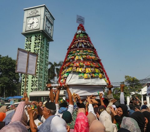 Tradisi yang sudah berlangsung sejak tahun 1939 ini menjadi salah satu bentuk peringatan Maulid Nabi Muhammad SAW yang selalu dinanti oleh masyarakat setempat. Foto: merdeka.com / Arie Basuki