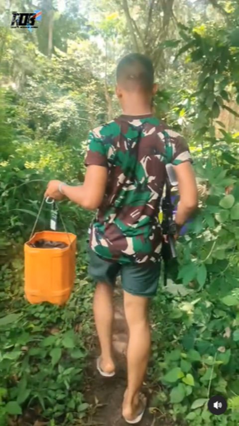 TNI Ini Jalan Kaki di Tengah Hutan Mencari Air Untuk Mandi sambil Waspada Bawa Senjata Laras Panjang