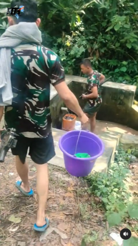 TNI Ini Jalan Kaki di Tengah Hutan Mencari Air Untuk Mandi sambil Waspada Bawa Senjata Laras Panjang