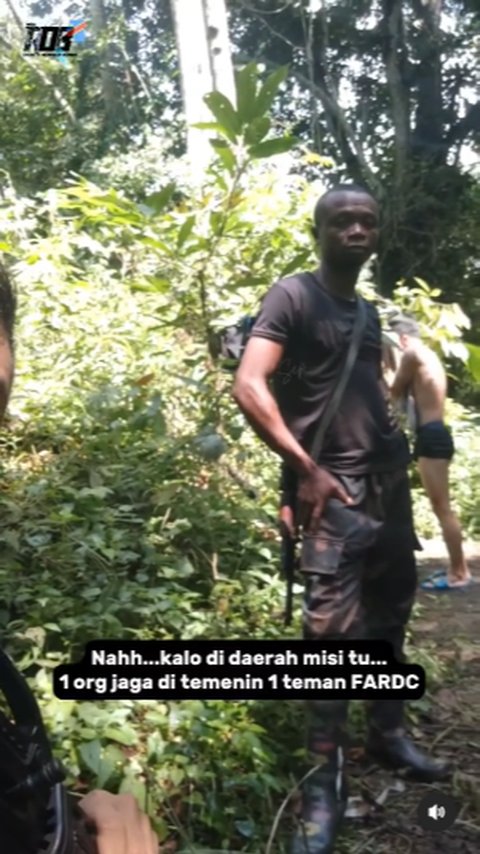 TNI Ini Jalan Kaki di Tengah Hutan Mencari Air Untuk Mandi sambil Waspada Bawa Senjata Laras Panjang
