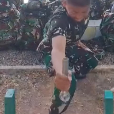 Prajurit TNI Pecahkan Keramik Pakai Bohlam