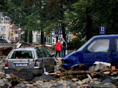 FOTO: Porak-Poranda Republik Ceko Usai Terjangan Banjir dan Angin Kencang, Mobil-Mobil Bergelimpangan hingga Rumah Hanyut