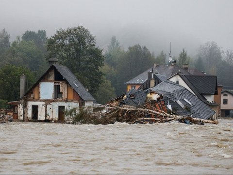 FOTO: Porak-Poranda Republik Ceko Usai Terjangan Banjir dan Angin Kencang, Mobil-Mobil Bergelimpangan hingga Rumah Hanyut