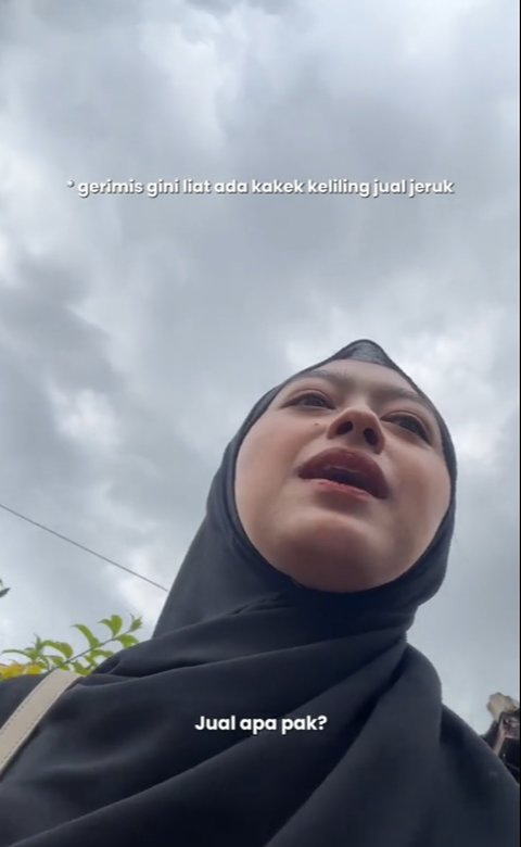 Niat Ingin Lariskan Justru Dikasih Lebih, Momen Wanita Beli Jeruk Dagangan Milik Bapak Ini Curi Perhatian