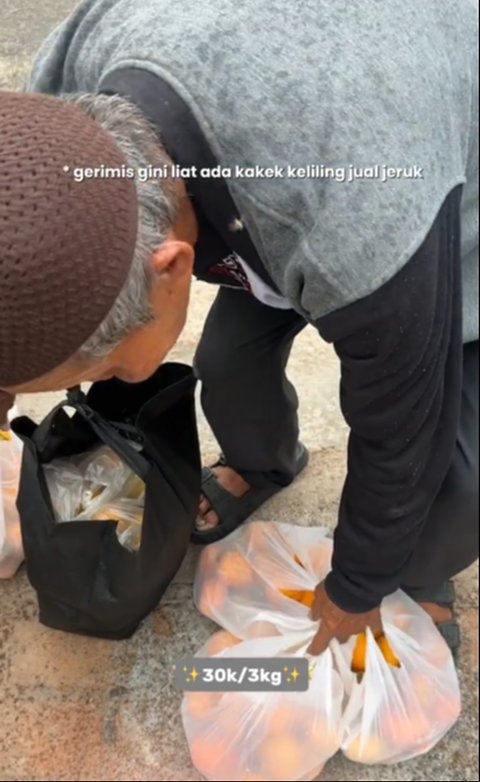 Niat Ingin Lariskan Justru Dikasih Lebih, Momen Wanita Beli Jeruk Dagangan Milik Bapak Ini Curi Perhatian