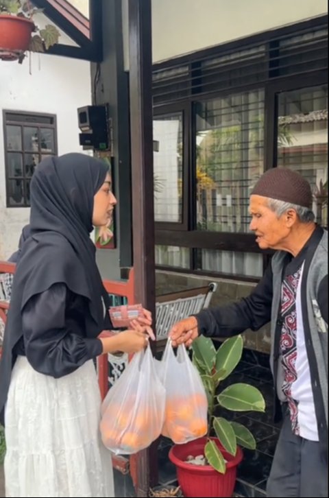 Niat Ingin Lariskan Justru Dikasih Lebih, Momen Wanita Beli Jeruk Dagangan Milik Bapak Ini Curi Perhatian
