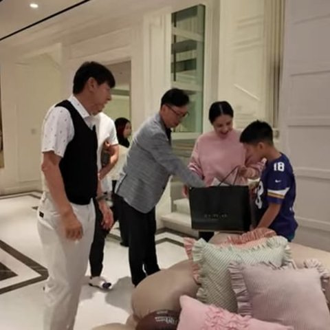 Rafathar Full Senyum Dikunjungi Shin Tae Yong ke Rumah, Dapat Kaos Bertanda Tangan Sang Pelatih Timnas Indonesia