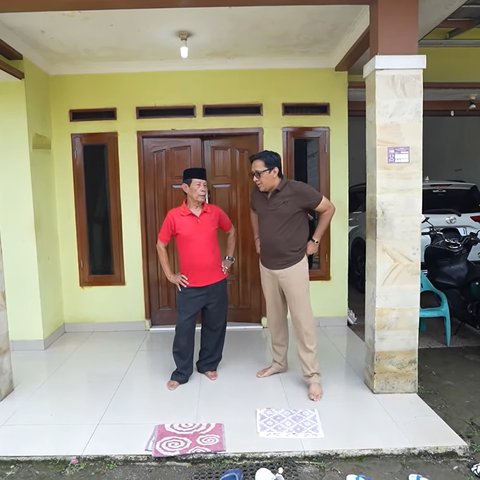 Potret Andre Taulany saat Berkunjung ke Rumah Haji Malih