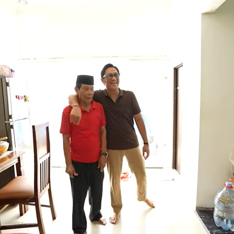 Potret Andre Taulany saat Berkunjung ke Rumah Haji Malih