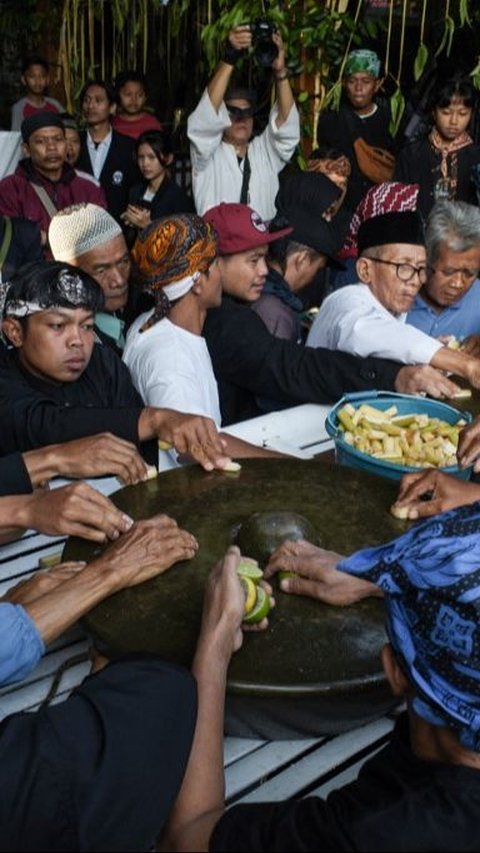 FOTO: Mengintip Tradisi Ngarumat Pusaka Saat Peringatan Maulid Nabi Muhammad