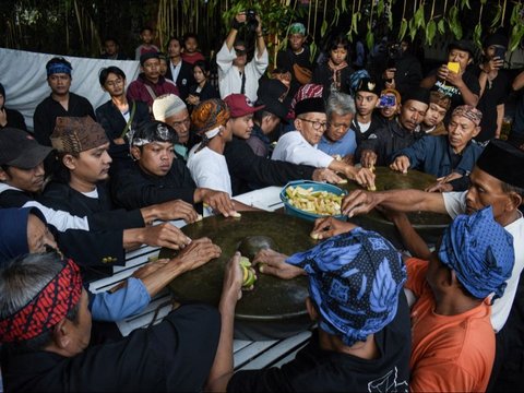 FOTO: Mengintip Tradisi Ngarumat Pusaka Saat Peringatan Maulid Nabi Muhammad