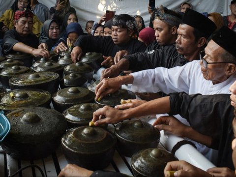 FOTO: Mengintip Tradisi Ngarumat Pusaka Saat Peringatan Maulid Nabi Muhammad