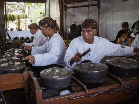 FOTO: Mengintip Tradisi Ngarumat Pusaka Saat Peringatan Maulid Nabi Muhammad