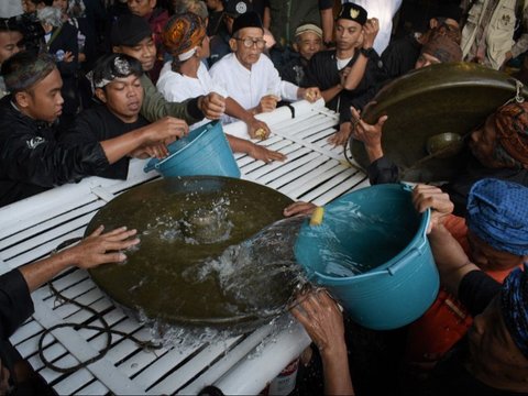 FOTO: Mengintip Tradisi Ngarumat Pusaka Saat Peringatan Maulid Nabi Muhammad