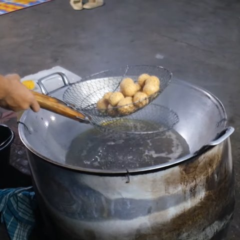 Pria di Cirebon Nekat Keluar dari Gaji Tinggi dan Pilih Jualan Onde-Onde, Kini Raup Untung hingga Rp2 Juta Sehari