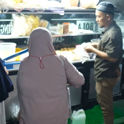 Pria di Cirebon Nekat Keluar dari Gaji Tinggi dan Pilih Jualan Onde-Onde, Kini Raup Untung hingga Rp2 Juta Sehari