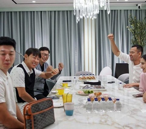 8 Foto Coach Shin Tae-yong Mengunjungi Rumah Raffi Ahmad, Siap Melakukan Kolaborasi - Rafathar Tersenyum Lebar