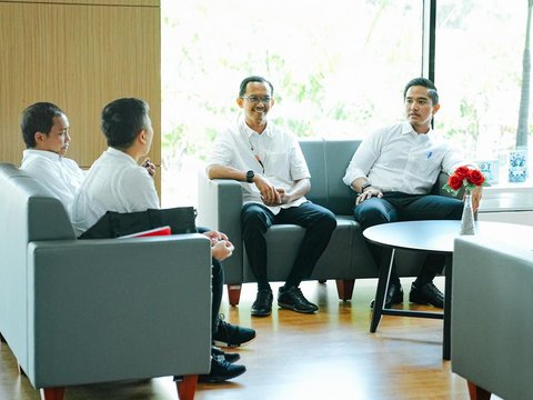 FOTO: Ekspresi Kaesang Tiba-Tiba Datangi Gedung Lama KPK, Klarifikasi soal Jet Pribadi?