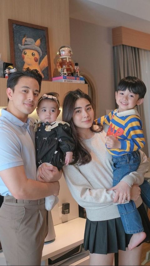 Bibit Berkualitas! 8 Foto Billy Davidson Bersama Keluarga Kecilnya - Dua Anaknya Menawan dan Tampan