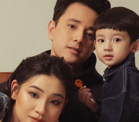 Bibit Berkualitas! 8 Foto Billy Davidson Bersama Keluarga Kecilnya - Dua Anaknya Menawan dan Tampan