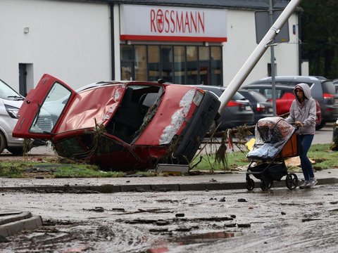 FOTO: Luluh Lantak Polandia Diterjang Banjir Parah bak 'Kiamat': Bangunan, Mobil, hingga Jalanan Hancur