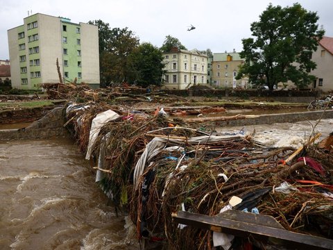 FOTO: Luluh Lantak Polandia Diterjang Banjir Parah bak 'Kiamat': Bangunan, Mobil, hingga Jalanan Hancur