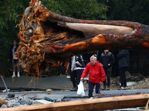 FOTO: Luluh Lantak Polandia Diterjang Banjir Parah bak 'Kiamat': Bangunan, Mobil, hingga Jalanan Hancur