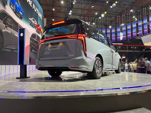 Penampilan belakang dari MG Maxus 9.