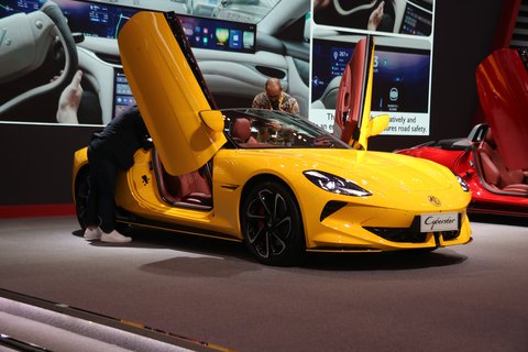 MG Cyberster berwarna Kuning Inca.