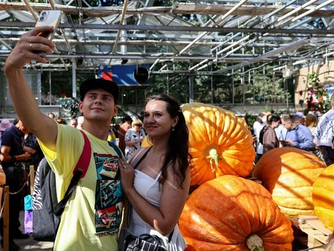 FOTO: Pameran Sayuran Raksasa di Rusia, Labu Parang Seberat 817 Kg Ini Cetak Rekor