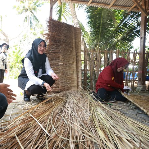 Pariwisata Menggeliat, Bawa Berkah bagi Usaha Anyaman Atap Ilalang di Desa Banyuwangi